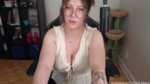 dont be afraid to click social media link its  working  just click on that  online show from September 26, 1:24 am