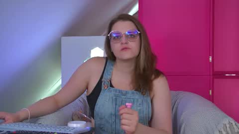 AlexaAvery online show from July 15, 6:40 am