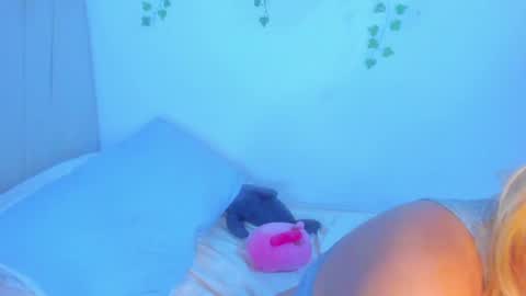 Snapshot of alice_lacroux chatting on March 1, 5:52 am Alice online show from March 1, 5:52 am