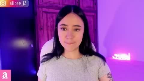 Snapshot of alicee_2 chatting on February 17, 10:07 am Aliceee  ..   97YP9VWGZHrefnav wishlist lists 1 online show from February 17, 10:07 am