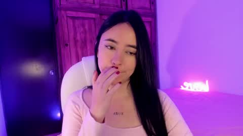 Snapshot of alicee_2 chatting on February 13, 12:11 pm Aliceee  ..   97YP9VWGZHrefnav wishlist lists 1 online show from February 13, 12:11 pm