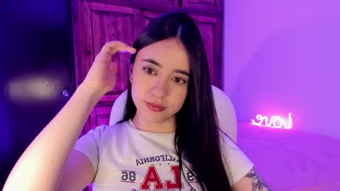 Snapshot of alicee_2 chatting on January 5, 9:14 pm Aliceee  ..   97YP9VWGZHrefnav wishlist lists 1 online show from January 5, 9:14 pm