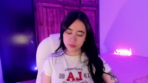 Snapshot of alicee_2 chatting on January 16, 1:03 pm Aliceee  ..   97YP9VWGZHrefnav wishlist lists 1 online show from January 16, 1:03 pm