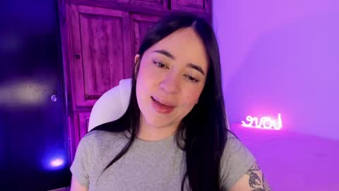 Snapshot of alicee_2 chatting on December 19, 8:13 pm Aliceee  ..   97YP9VWGZHrefnav wishlist lists 1 online show from December 19, 8:13 pm