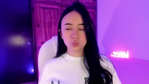 Snapshot of alicee_2 chatting on February 12, 8:07 pm Aliceee  ..   97YP9VWGZHrefnav wishlist lists 1 online show from February 12, 8:07 pm