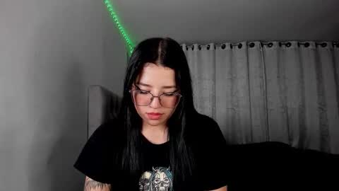 aliice_walker_ online show from January 7, 12:59 am