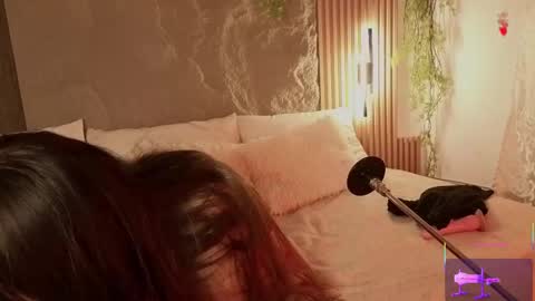 Mia online show from October 15, 2:51 pm