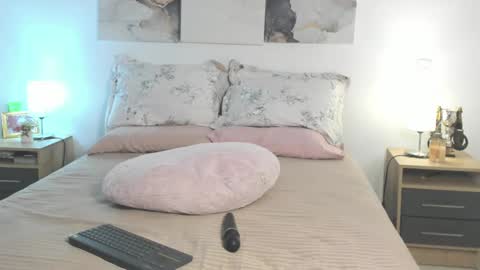 Snapshot of alissonroyce chatting on February 16, 12:41 am Goddess  online show from February 16, 12:41 am