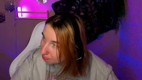 Snapshot of alisun_ chatting on September 18, 8:35 pm A L I C E  online show from September 18, 8:35 pm