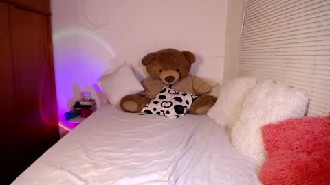 Allie  online show from February 11, 6:01 pm