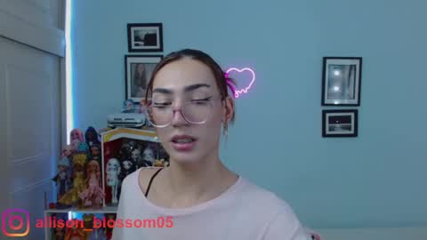 Snapshot of allisonblossom chatting on February 22, 1:44 am online show from February 22, 1:44 am