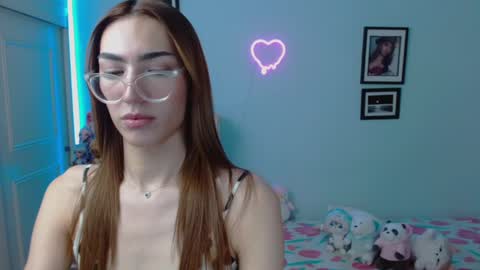 Snapshot of allisonblossom chatting on January 26, 9:40 am online show from January 26, 9:40 am