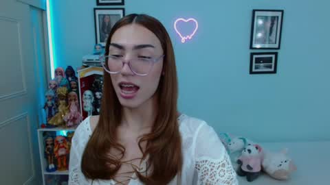 Snapshot of allisonblossom chatting on February 5, 12:31 am online show from February 5, 12:31 am