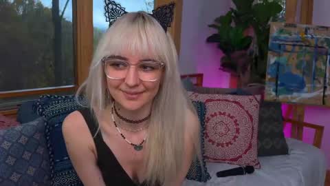 Snapshot of allyelliot chatting on October 30, 9:26 pm Ally Elliot online show from October 30, 9:26 pm