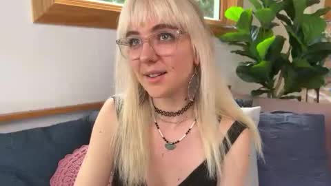 Snapshot of allyelliot chatting on October 9, 4:45 pm Ally Elliot online show from October 9, 4:45 pm