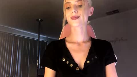 Ally Girl In Her Ally World online show from November 17, 6:21 pm