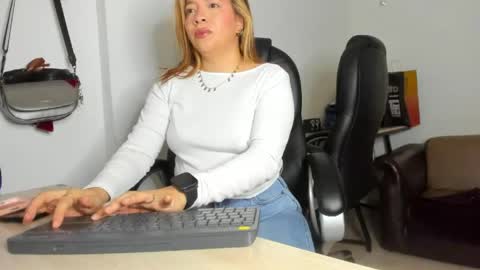 ALMA FENIX  online show from April 18, 7:58 pm