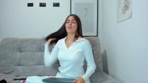 Luci Reyes online show from October 18, 1:32 am