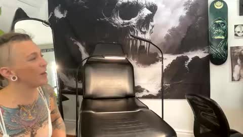 Amberneddie online show from November 11, 6:10 pm