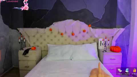 Snapshot of amberrgrey_ chatting on October 22, 6:42 pm Amber Grey online show from October 22, 6:42 pm
