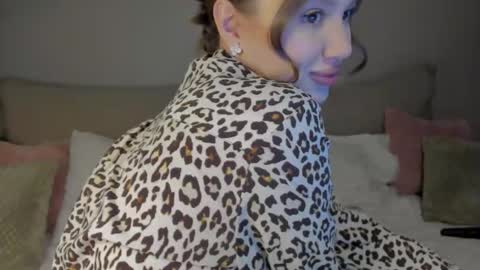 Snapshot of amelydoll18 chatting on October 7, 7:10 pm Stefa online show from October 7, 7:10 pm