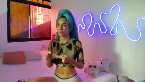 Snapshot of amy_and_eloise chatting on November 1, 6:51 pm AmyEloise online show from November 1, 6:51 pm