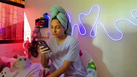 Snapshot of amy_and_eloise chatting on October 22, 7:48 pm AmyEloise online show from October 22, 7:48 pm