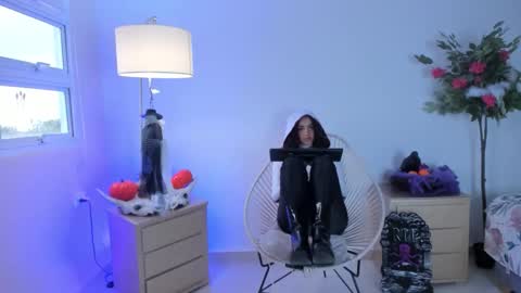 Amely online show from October 31, 2:28 pm