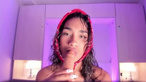 anaacollins_ online show from March 7, 12:27 pm