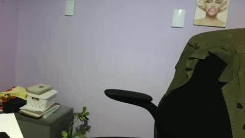 anabelucci_ online show from April 18, 1:18 am