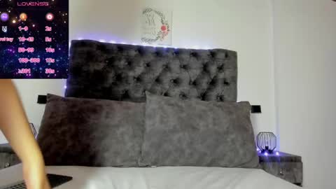 ..a n a i s  c o o p e r .. online show from April 17, 4:04 am