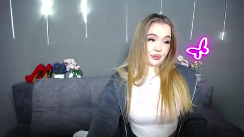 anastacyyellig online show from April 18, 2:02 am