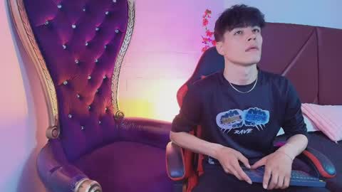 andreew_style_ online show from April 13, 8:24 pm