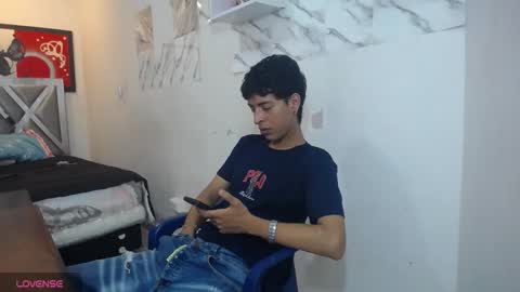 andrescoll25 online show from April 21, 6:48 pm