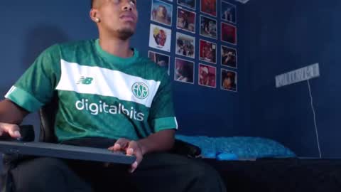 Snapshot of andrew_hoult chatting on January 13, 10:24 pm Andrew online show from January 13, 10:24 pm