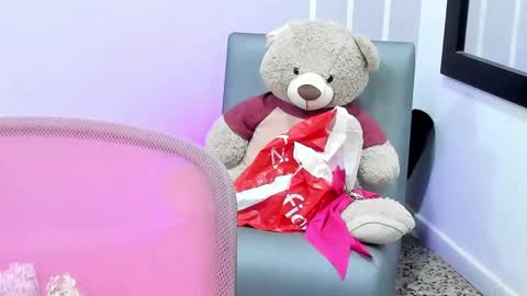 Snapshot of andy_gamboa chatting on March 5, 11:38 am Andrea online show from March 5, 11:38 am
