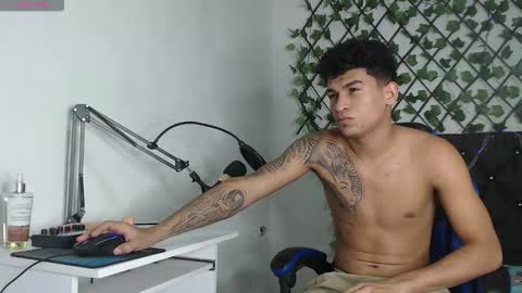 Snapshot of angel_latinguy chatting on October 31, 8:31 pm Angel online show from October 31, 8:31 pm