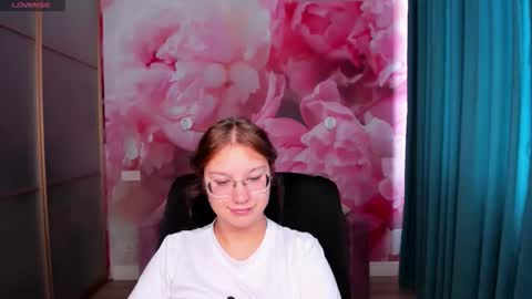 AngelinaLow online show from September 28, 11:30 am