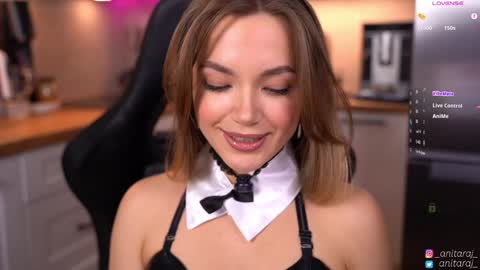 Im Anita thumb up me please its important online show from December 18, 7:09 pm