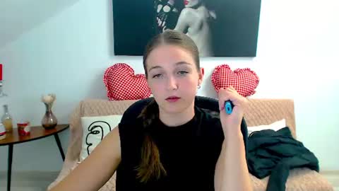 annewilsonn online show from July 21, 9:33 am