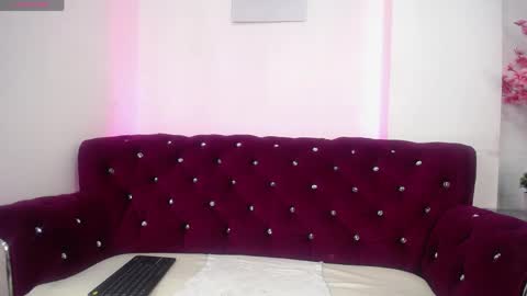 annie_carterr_ online show from June 5, 12:10 pm