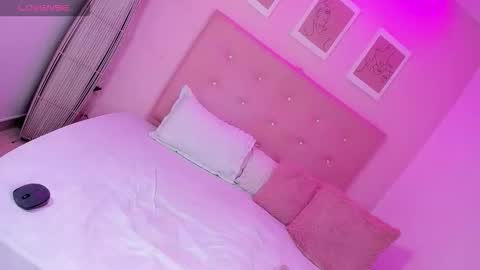 annie_dolce_ online show from December 17, 1:01 am