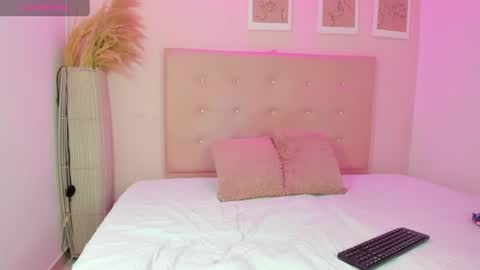 annie_dolce_ online show from July 4, 3:48 pm