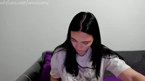 Annie online show from January 6, 3:27 pm