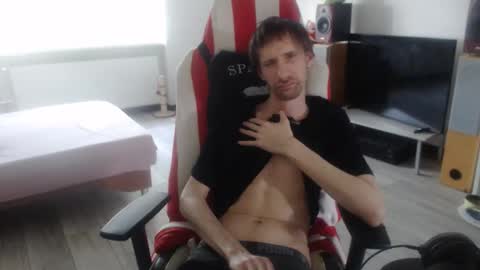 LoyalDog online show from April 3, 7:15 am