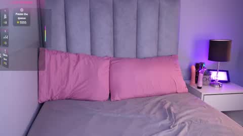 aprilqueenie online show from November 19, 8:51 pm