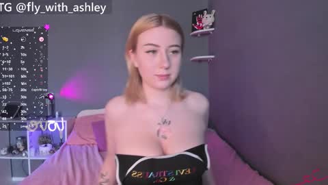 Snapshot of ashley_fly chatting on October 8, 6:19 am ashley_fly online show from October 8, 6:19 am