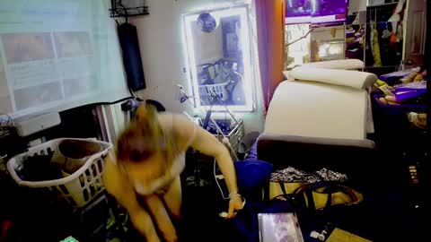 Snapshot of ashmomo chatting on December 11, 6:25 am ashmomo online show from December 11, 6:25 am