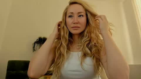 astramonroe online show from March 27, 3:45 am