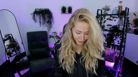 astramonroe online show from April 10, 6:30 am